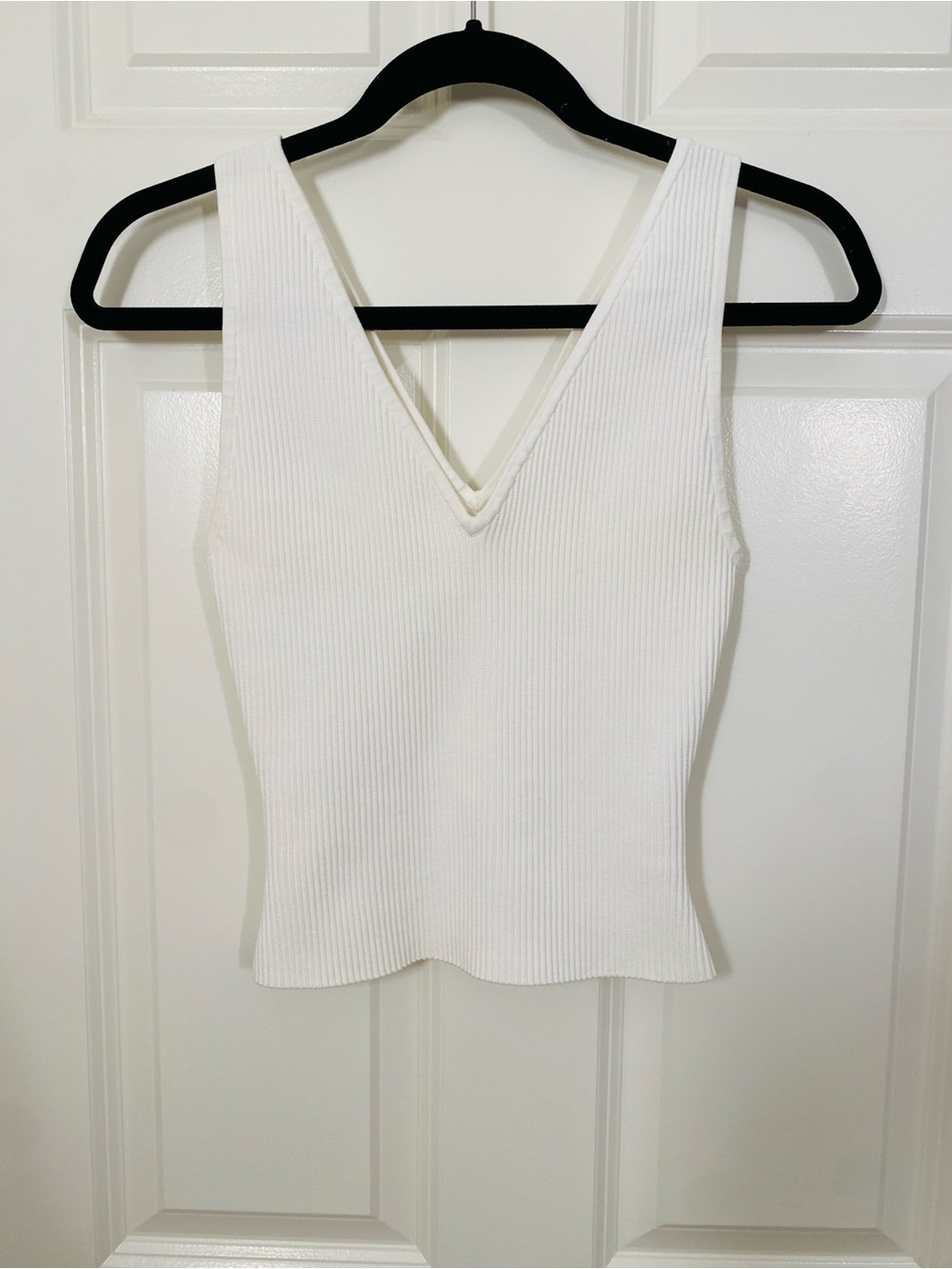 Aritzia babaton sculpt kint tank top white